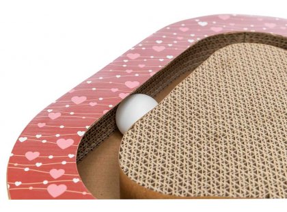 Фото 3 -  когтеточки, с домиками Trixie Когтеточка треугольная из картона ко дню Св. Валентина с мячиками, красный