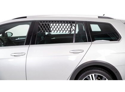 Фото 2 -  аксесуари в авто Trixie Ventilation Lattice - Решітка на автомобільне вікно для перевезення собак
