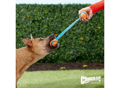 Фото 3 -  игрушки CHUCKIT Ultra Duo Tug игрушка для собак 2 МЯЧА С РЕМНЕМ
