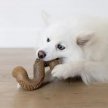 Фото 3 - іграшки Benebone Tripe Bone Beef жувальна іграшка для собак ЧЕРЕВО, смак ЯЛОВИЧОГО РУБЦЯ